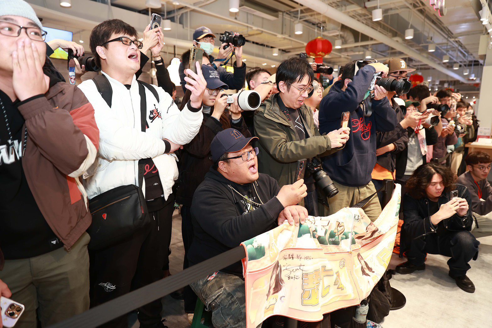 瑟七與侯芳霸氣登場JINS青埔　快閃熱舞應援中華隊 引爆日系眼鏡熱潮 (4)