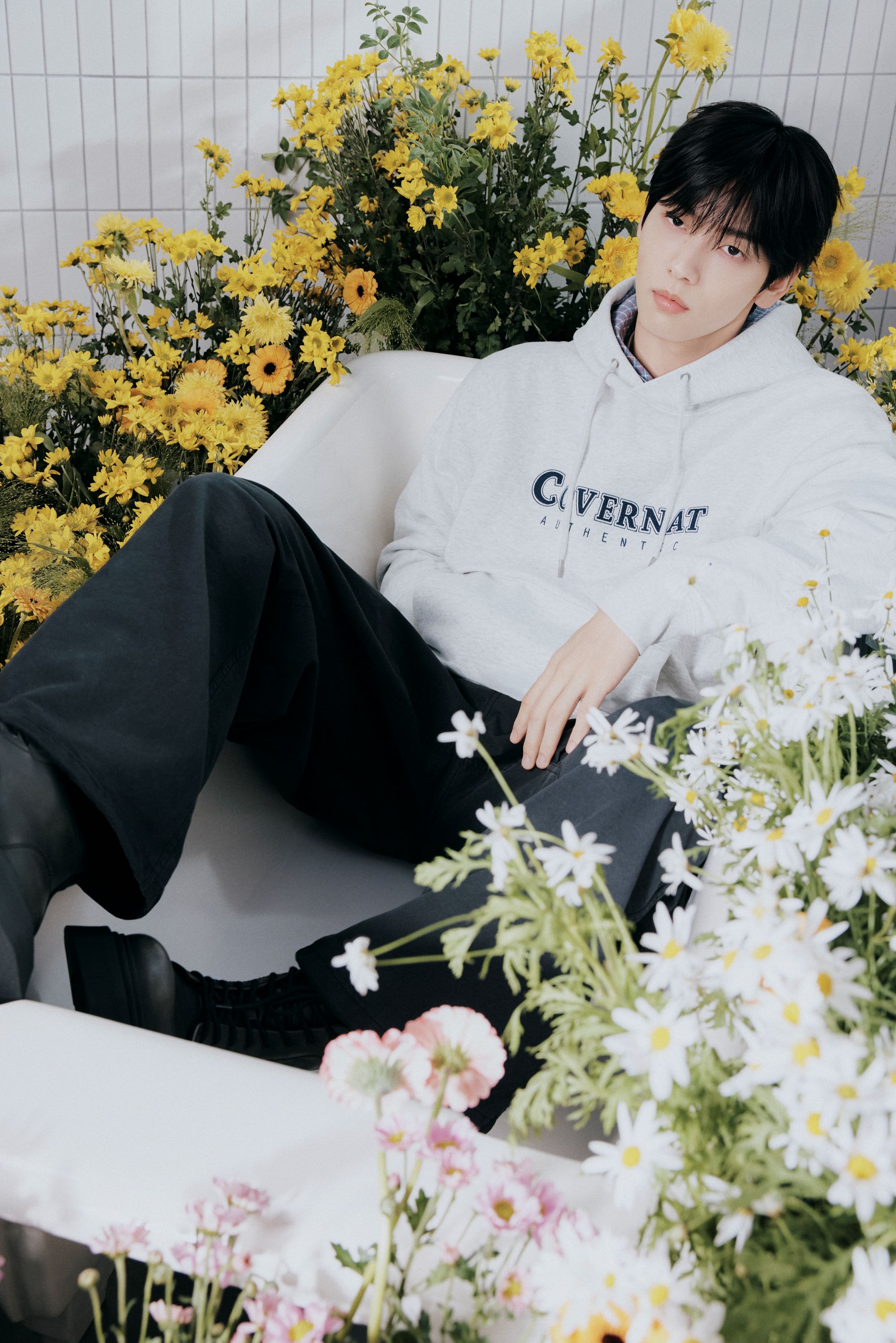 COVERNAT春季系列亮相　TOMORROW X TOGETHER 成員SOOBIN限量小卡同步登場 (1)