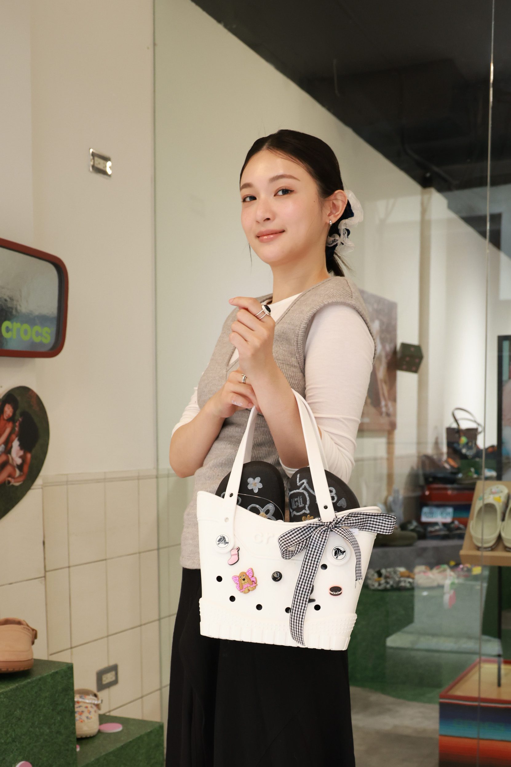 CROCS Crafted系列登場｜麂皮質感洞洞鞋掀起春季穿搭風潮 (11)