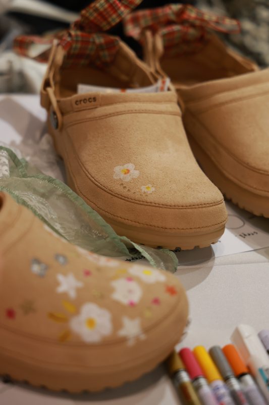 CROCS Crafted系列登場｜麂皮質感洞洞鞋掀起春季穿搭風潮 5