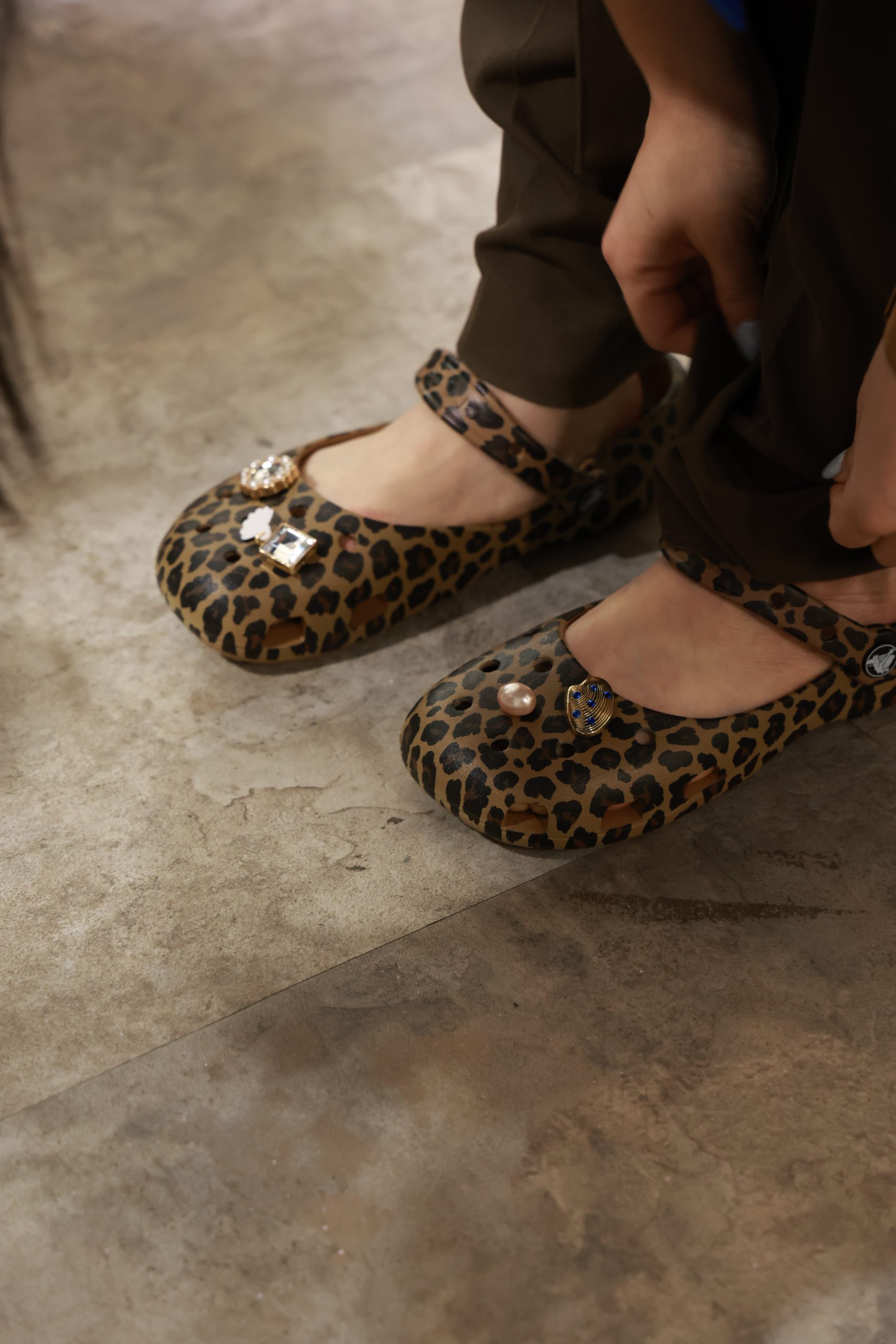 CROCS Crafted系列登場｜麂皮質感洞洞鞋掀起春季穿搭風潮 (6)
