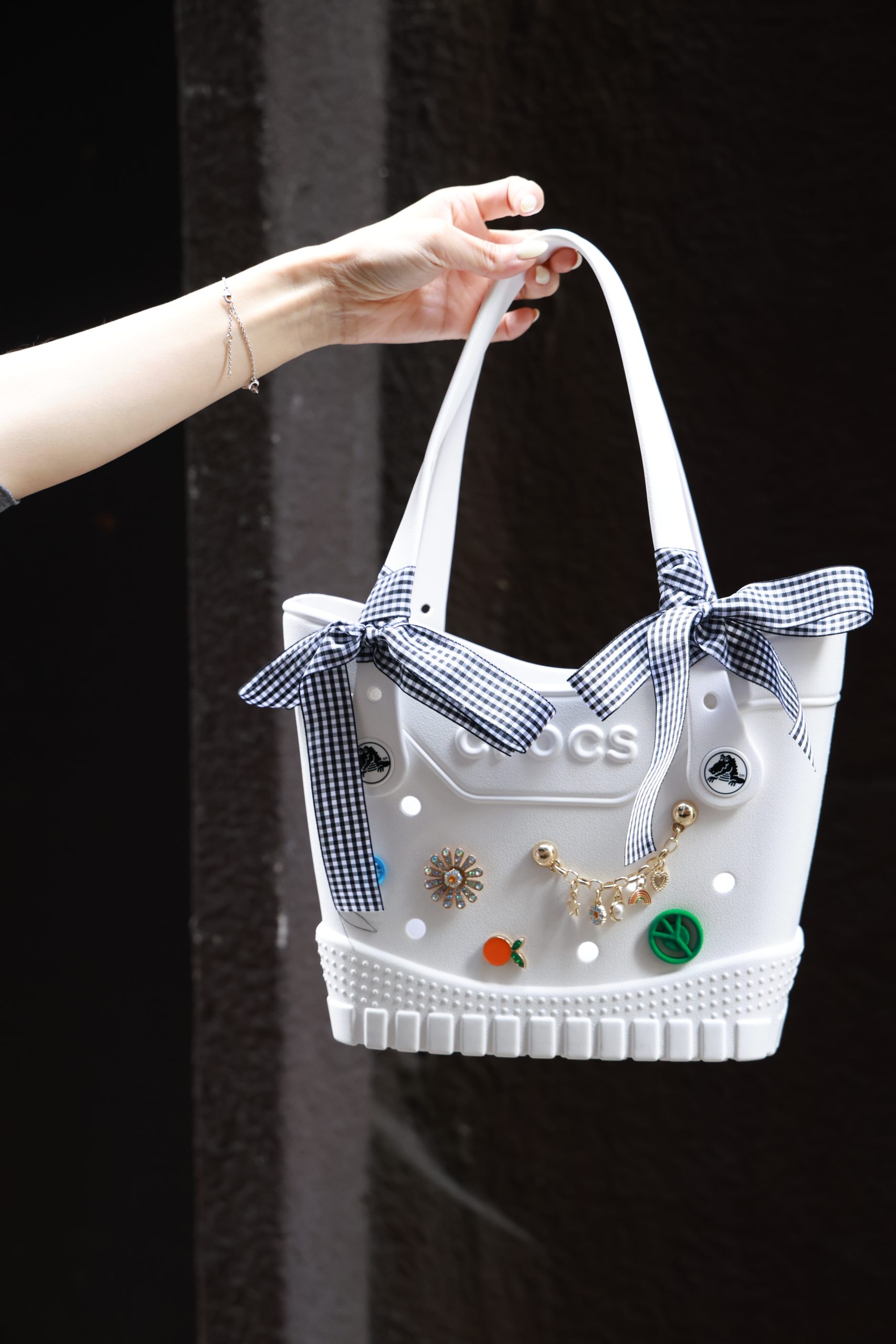 CROCS Crafted系列登場｜麂皮質感洞洞鞋掀起春季穿搭風潮 (7)