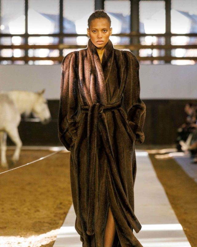 Stella McCartney 2026冬季系列｜馬術靈感重構永續時尚輪廓2