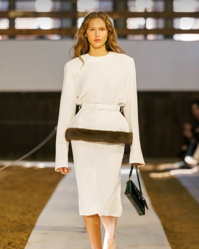 Stella McCartney 2026冬季系列｜馬術靈感重構永續時尚輪廓3