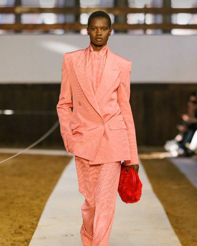 Stella McCartney 2026冬季系列｜馬術靈感重構永續時尚輪廓8