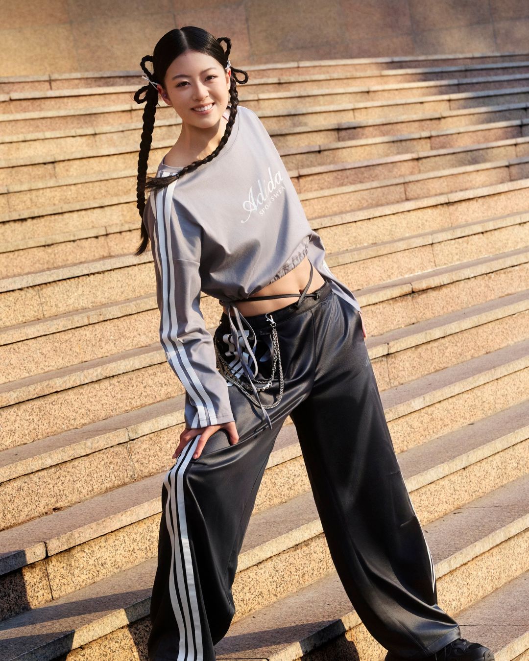 adidas舞動系列登場｜三線錐形褲與短版上衣演繹春夏律動1