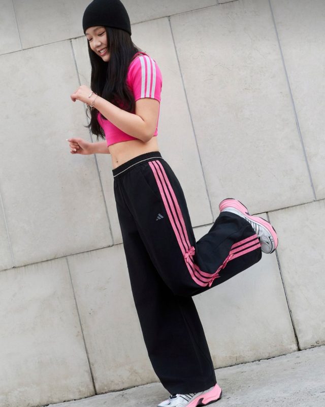 adidas舞動系列登場｜三線錐形褲與短版上衣演繹春夏律動2