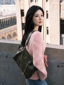 楊紫與Ko Hyun-Jung現身機場演繹Valentino粉色造型魅力