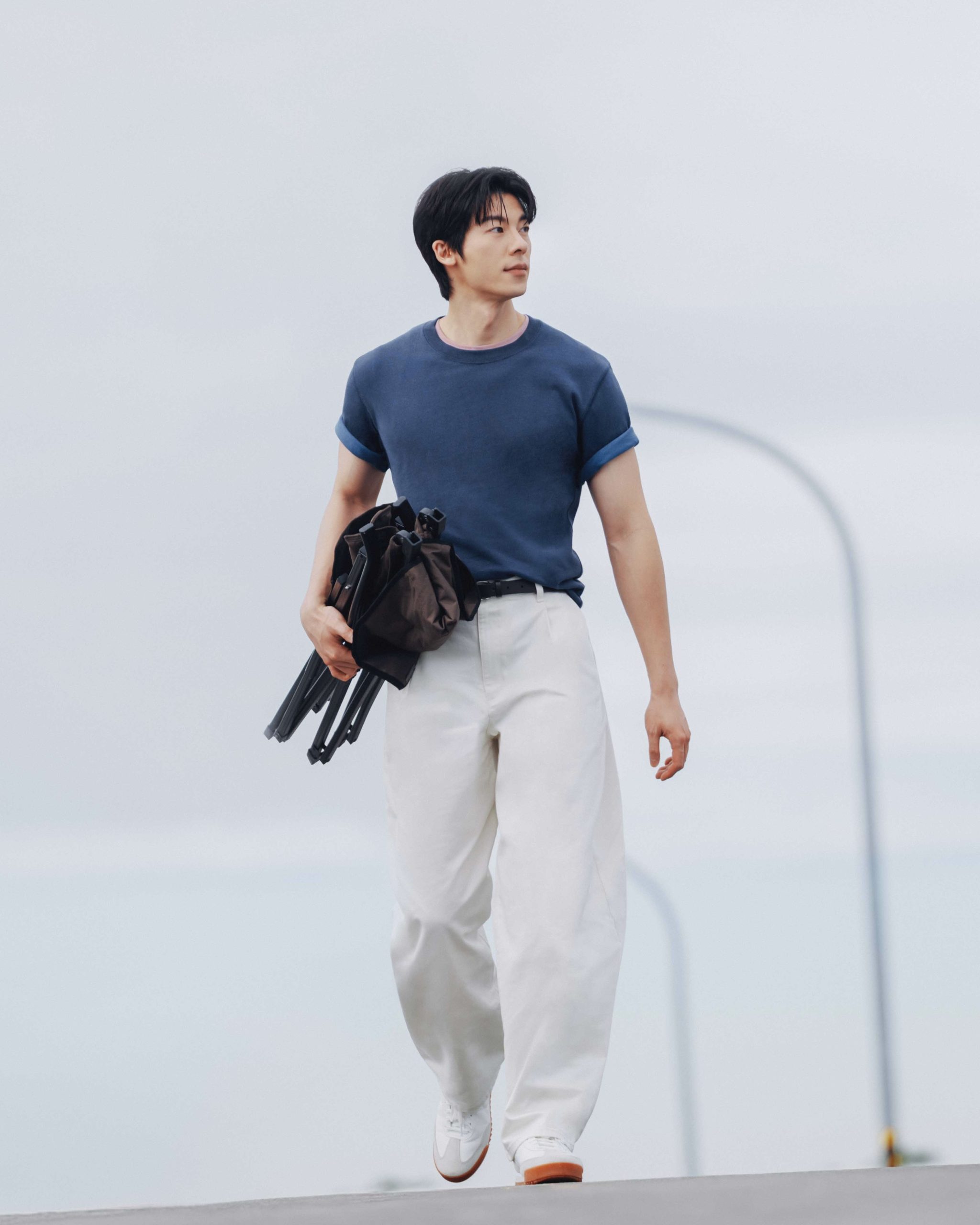 許光漢演繹UNIQLO夏季新輪廓 穿出清爽層次日常風格 7 許光漢演繹UNIQLO夏季新輪廓 穿出清爽層次日常風格許光漢演繹UNIQLO夏季新輪廓 穿出清爽層次日常風格UNIQLO攜手15周年品牌大使許光漢 演繹夏日穿搭新靈感 2 scaled