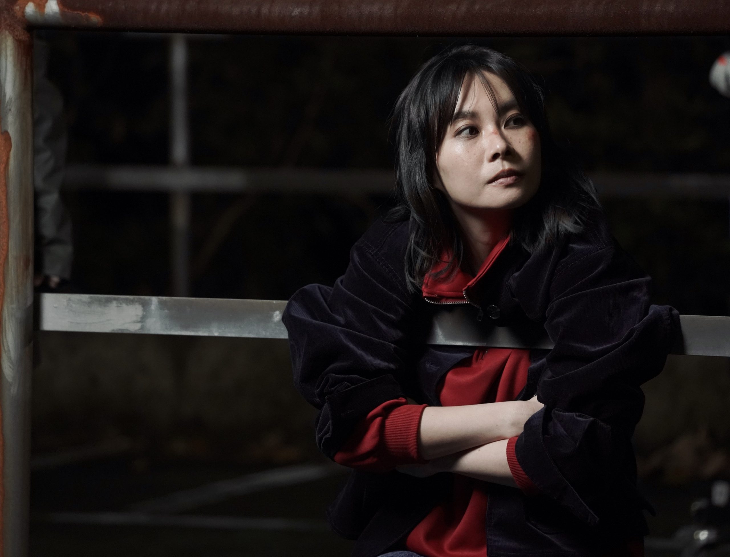 鄭宜農39歲生日發布〈FRIENDLY FIRE ON〉化身女飛賊自白金曲歌后鄭宜農為新歌MV變身「動作片演員扮帥氣女飛賊顛覆乖乖牌形象 2 scaled