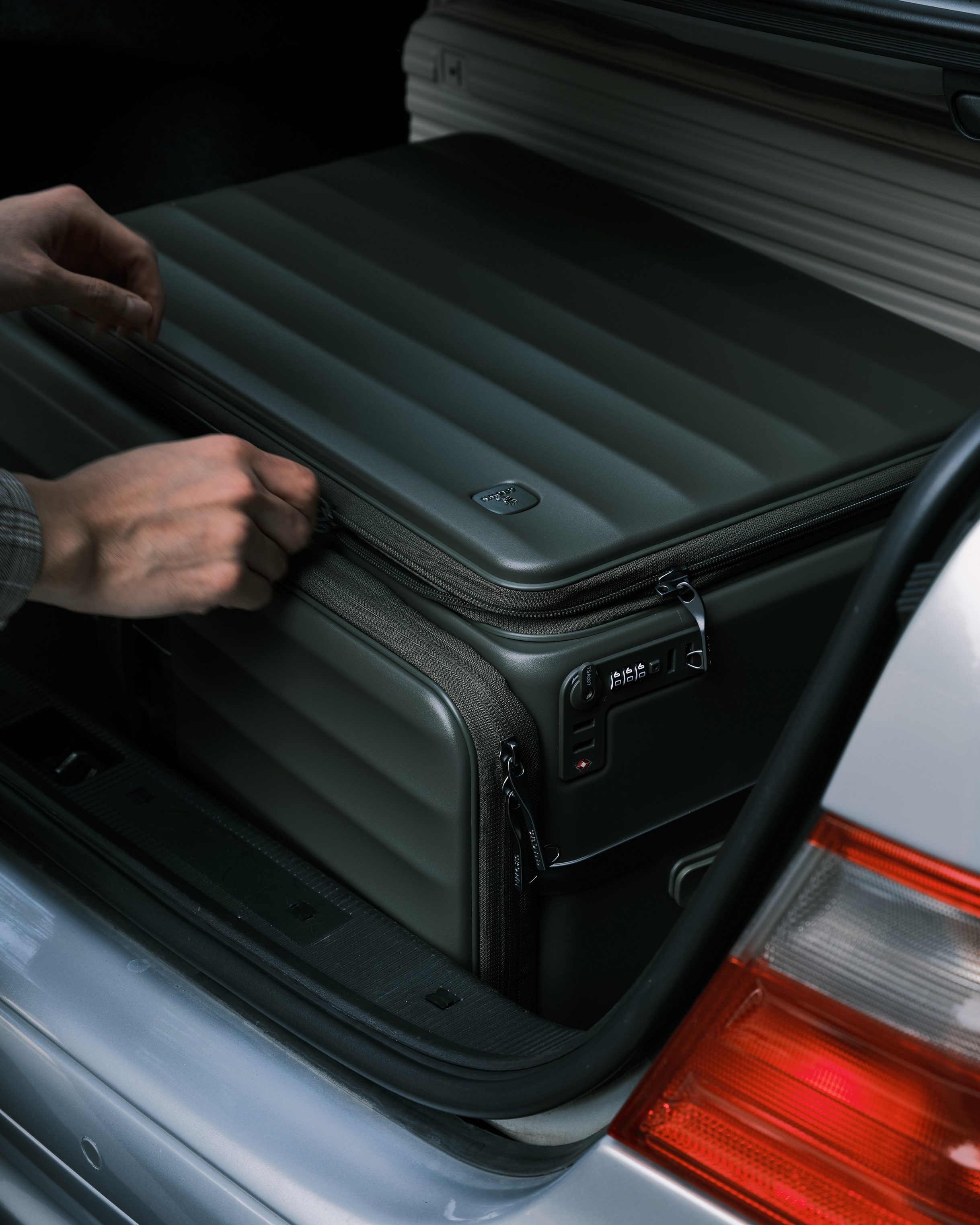 CROWN WAVE磁吸側袋箱亮相｜重塑都會移動美學新標準 (9)