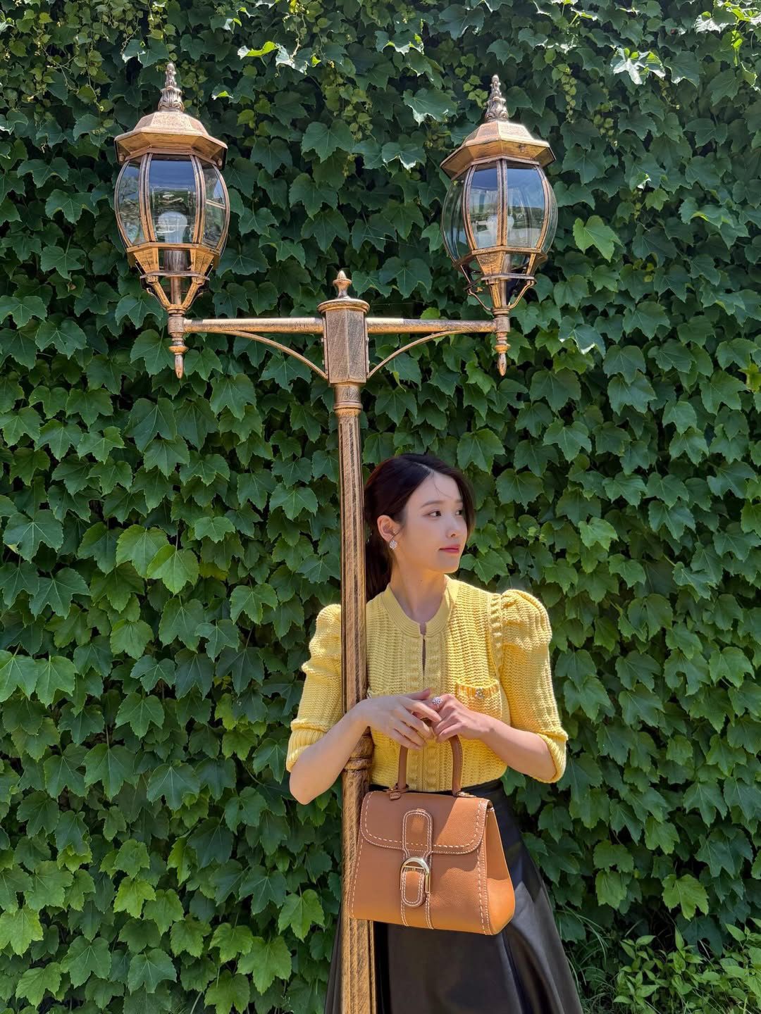 IU詮釋《21世紀大君夫人》造型亮點｜Delvaux雙經典手袋塑造權勢女性形象 (1)