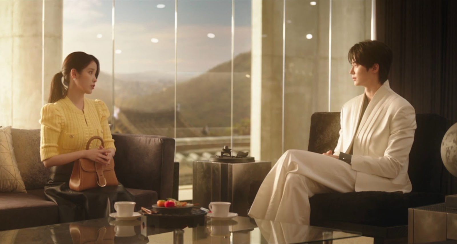 IU詮釋《21世紀大君夫人》造型亮點｜Delvaux雙經典手袋塑造權勢女性形象 2