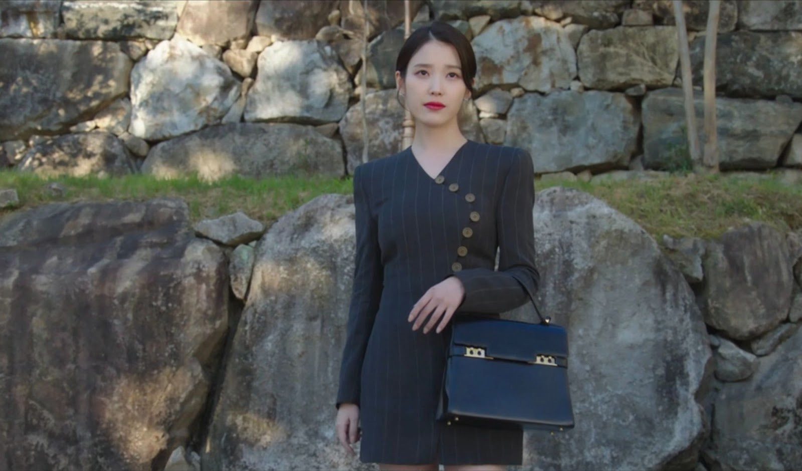 IU詮釋《21世紀大君夫人》造型亮點｜Delvaux雙經典手袋塑造權勢女性形象 (3)