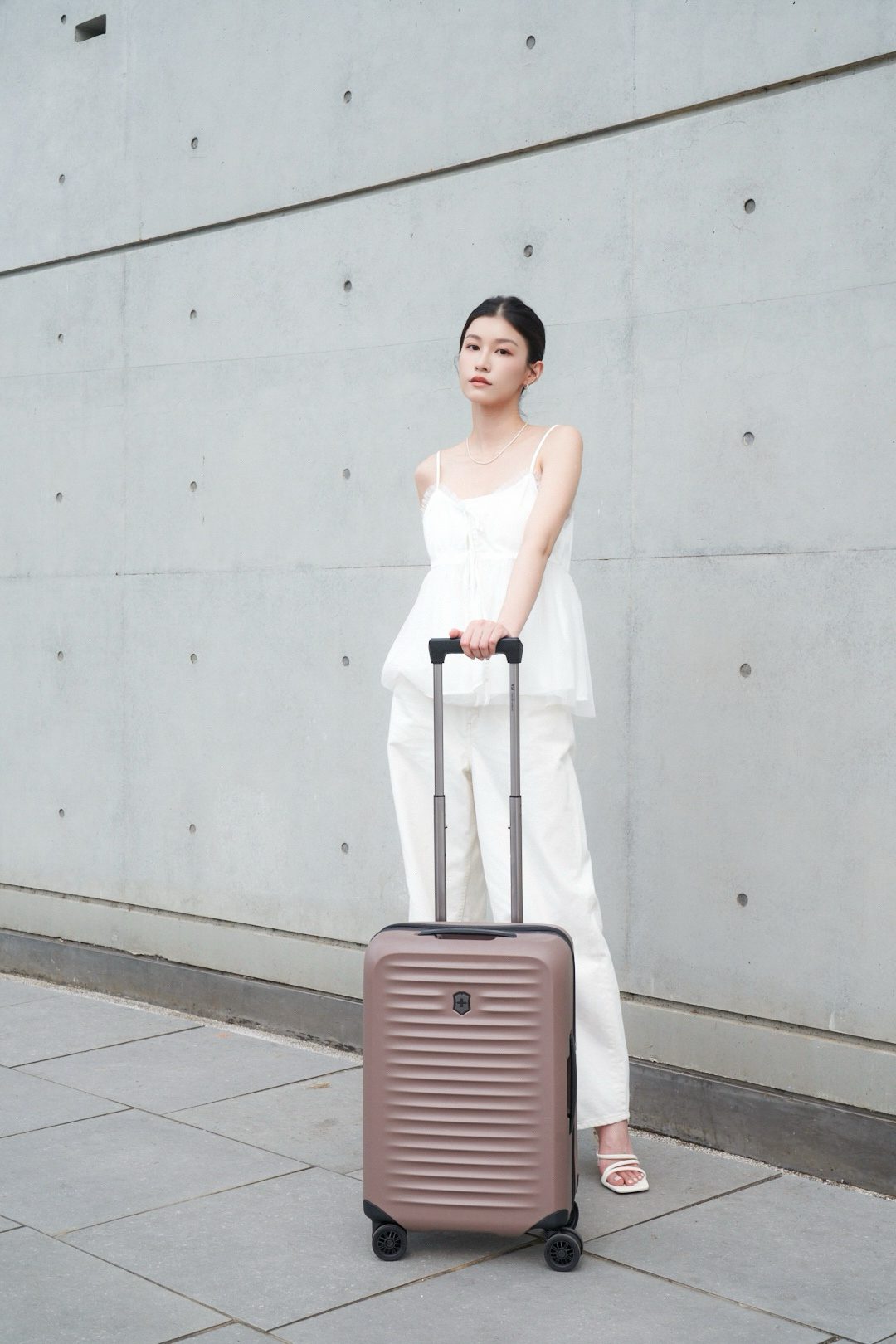 Victorinox霧灰棕旅行箱登場｜Concept One腕錶同步亮相 (1)