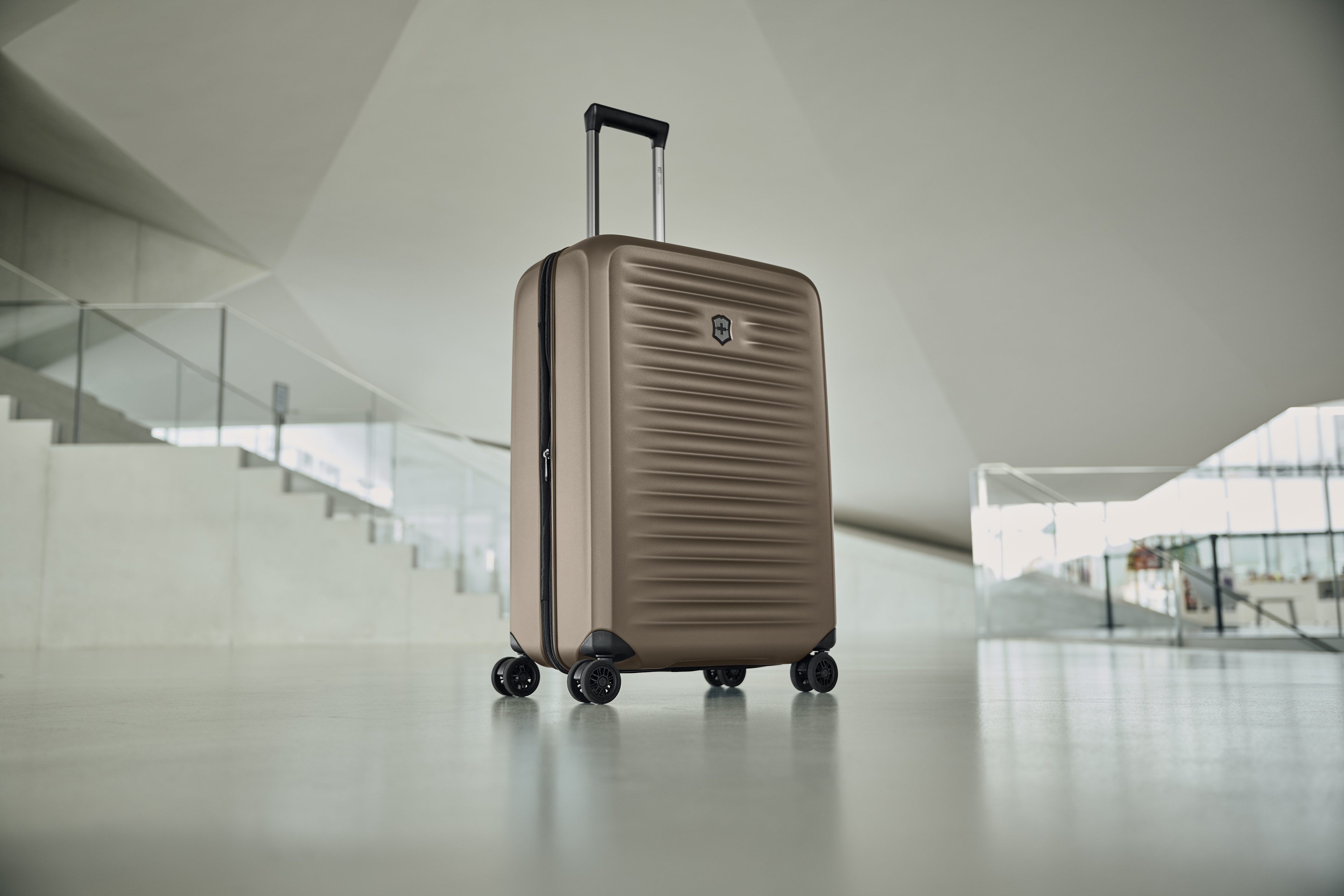 Victorinox霧灰棕旅行箱登場｜Concept One腕錶同步亮相 (10)