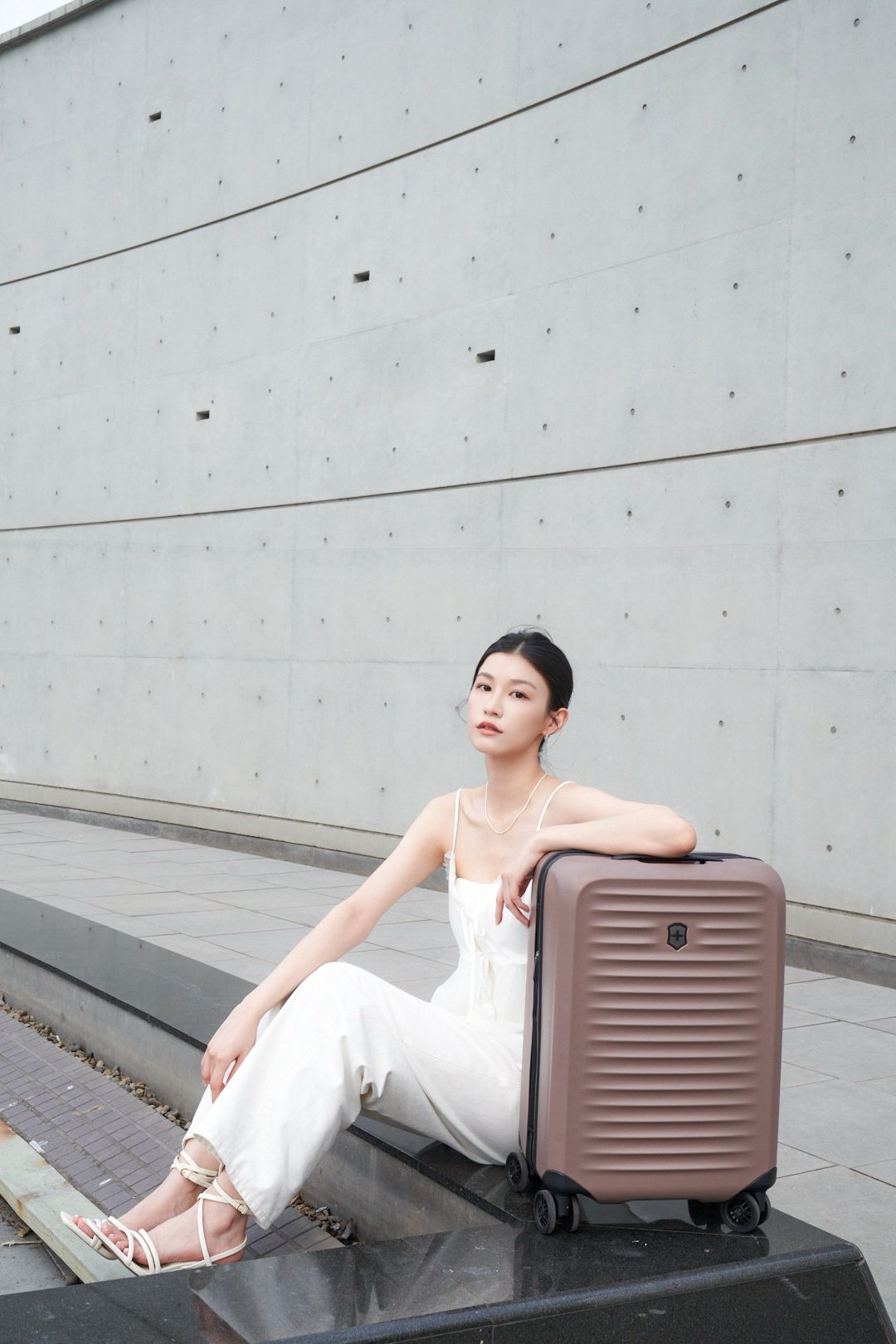 Victorinox霧灰棕旅行箱登場｜Concept One腕錶同步亮相 (2)