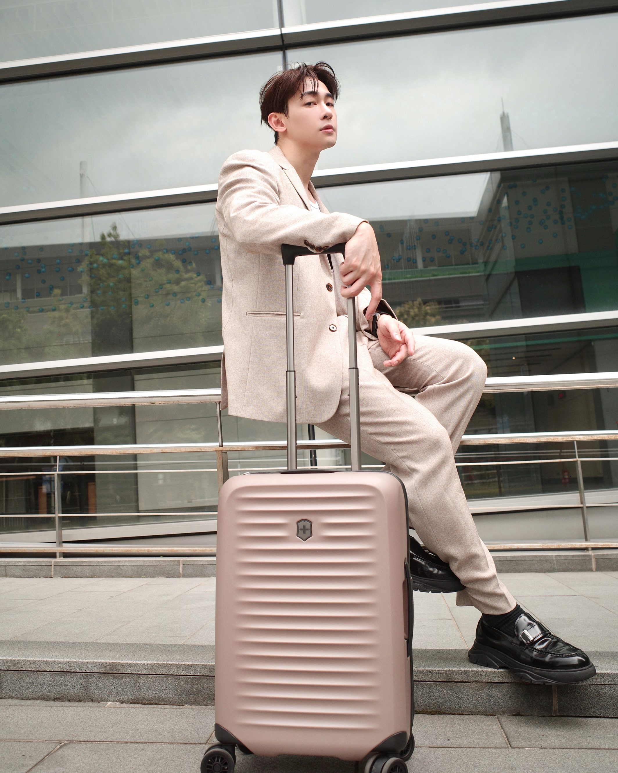 Victorinox霧灰棕旅行箱登場｜Concept One腕錶同步亮相 (3)