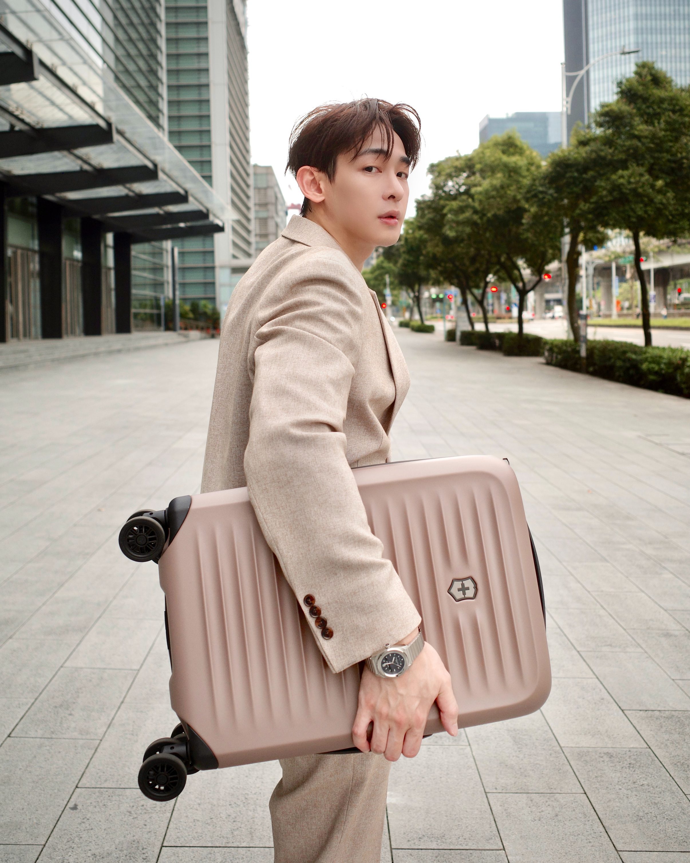 Victorinox霧灰棕旅行箱登場｜Concept One腕錶同步亮相 (4)