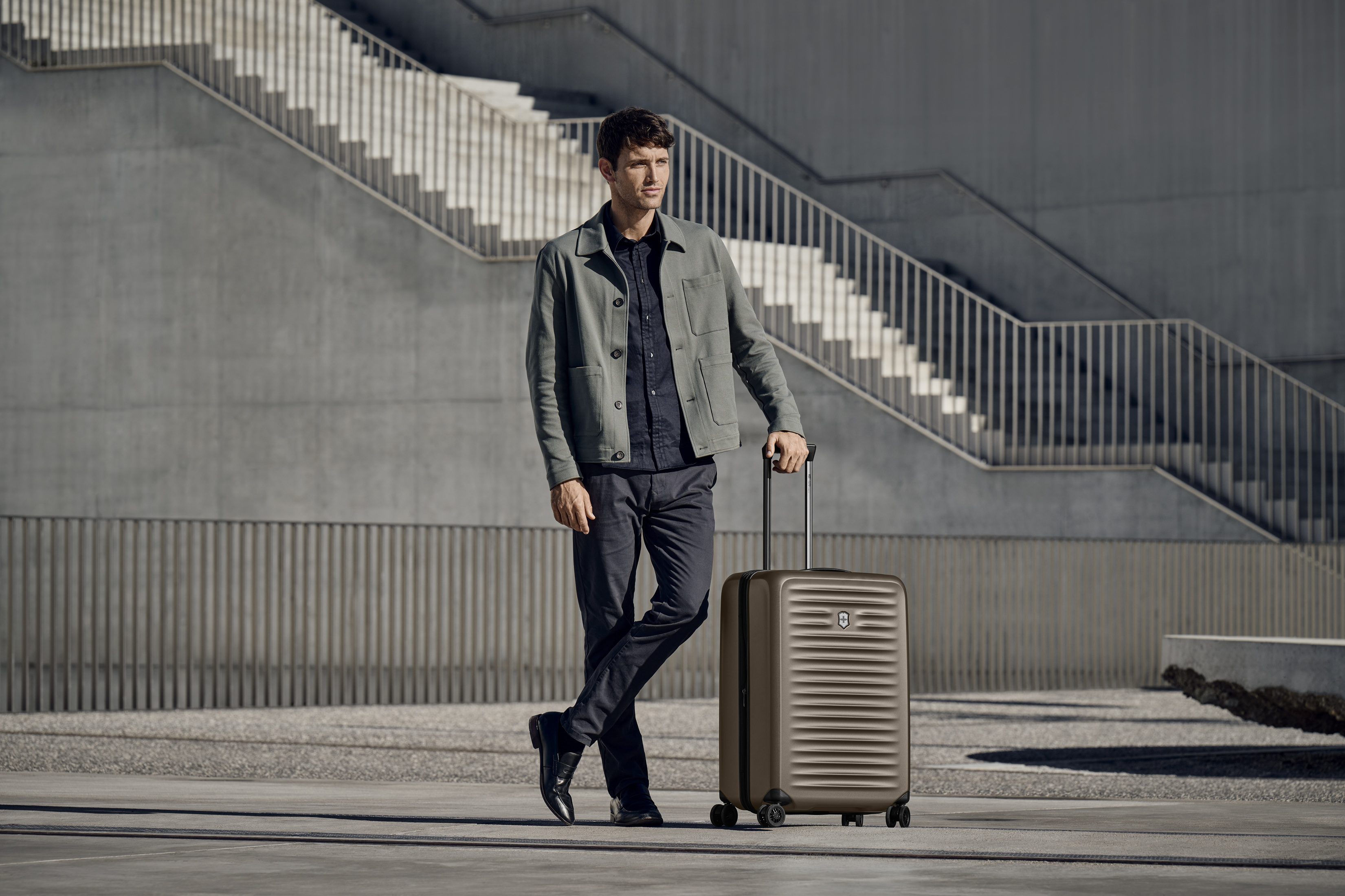 Victorinox霧灰棕旅行箱登場｜Concept One腕錶同步亮相 (5)