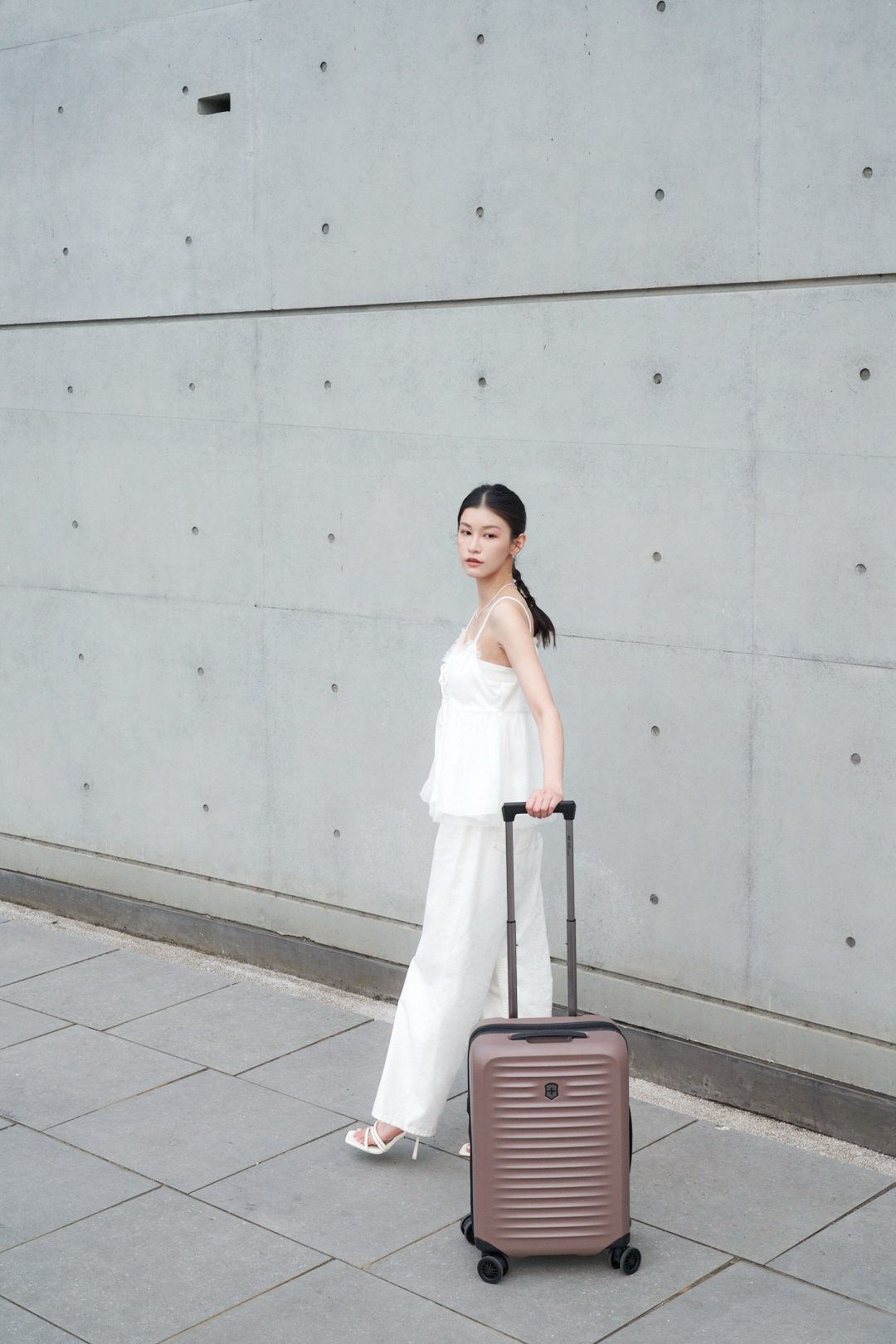 Victorinox霧灰棕旅行箱登場｜Concept One腕錶同步亮相 (6)