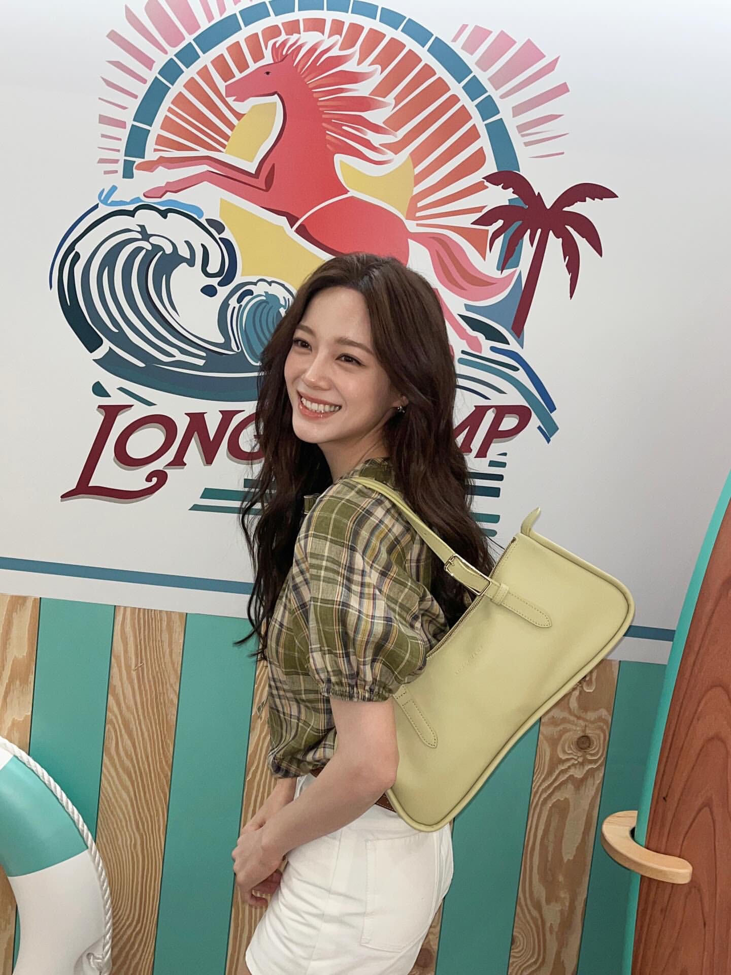 安海瑟薇演繹Longchamp經典包｜釜山快閃店掀起時尚熱潮 (3)