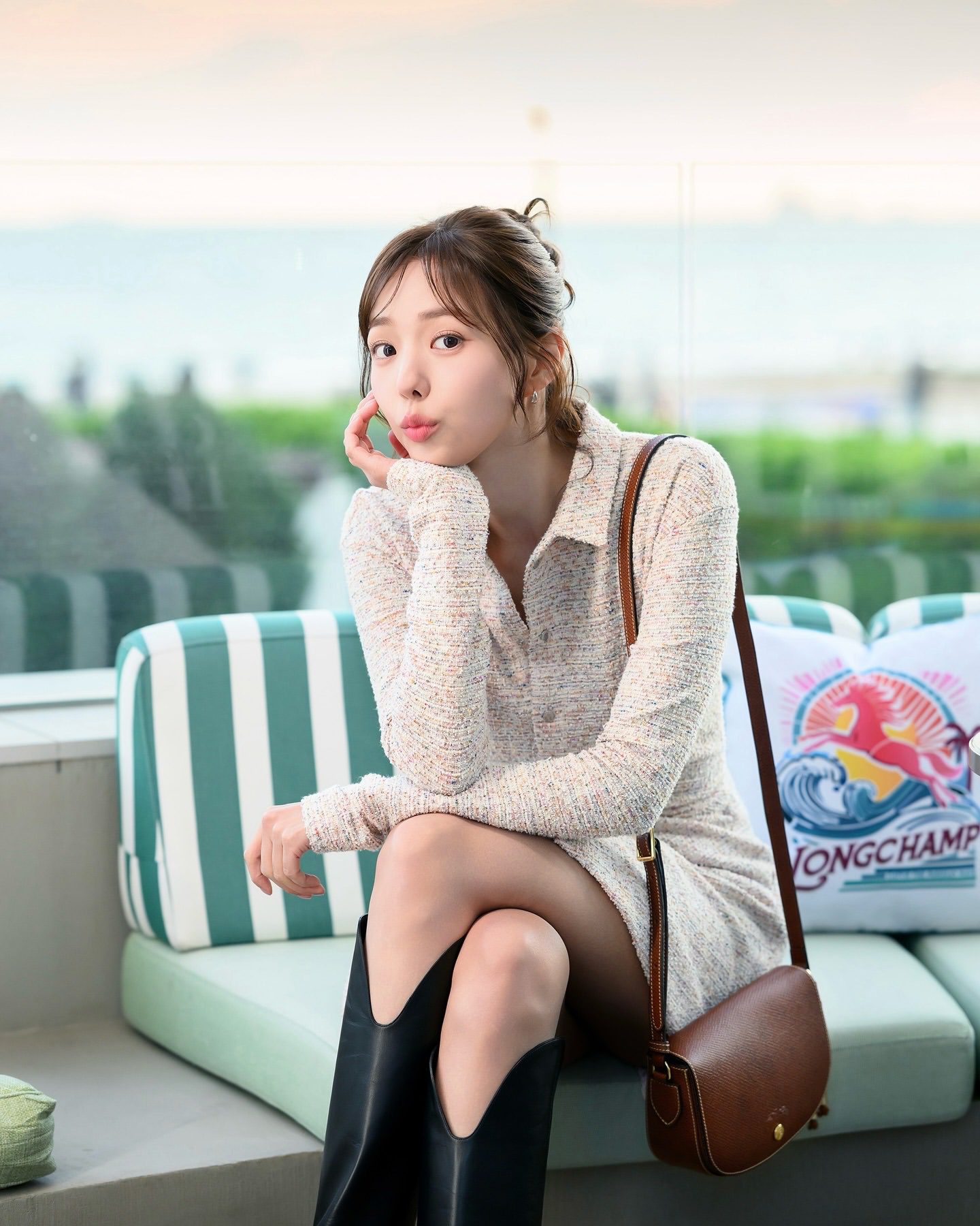 安海瑟薇演繹Longchamp經典包｜釜山快閃店掀起時尚熱潮 (5)