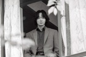 綾野剛全裸詮釋慾望與孤獨 昭和情慾電影《星與月是天上的洞》解析
