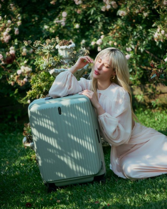 萬國通路eminent KK50 2 ALFRED柔霧新色登場 打造母親節優雅旅途新風景2