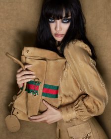 Gucci攜手NINGNING演繹Paparazzo包款展現新世代時尚魅力