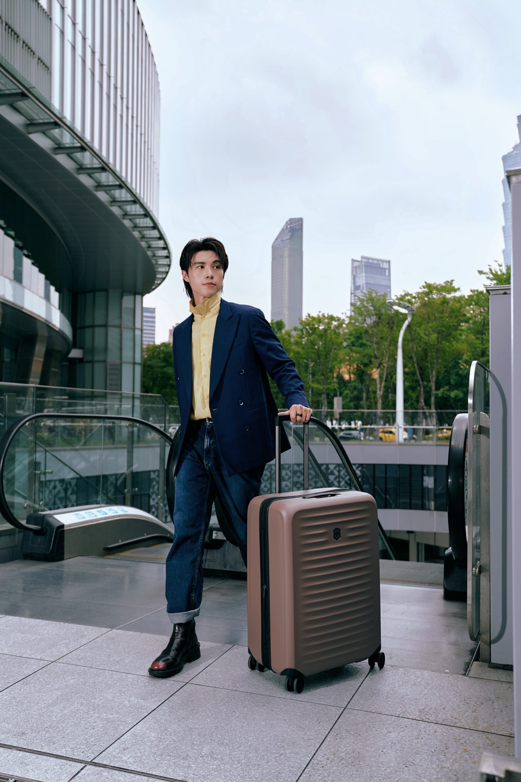 Victorinox霧灰棕旅行箱｜輕量工藝映現瑞士質感 (1)