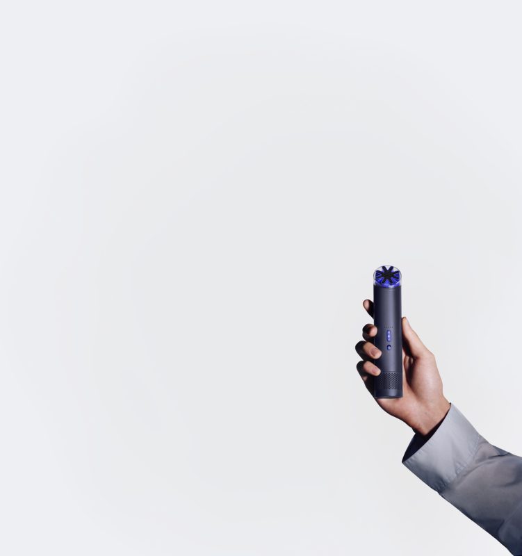11 Dyson HushJet™ Mini Cool 迷你風扇 岩黑藍 情境照 1