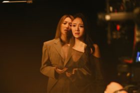 A-Lin攜手戴佩妮推出〈一個人〉 安以軒睽違10年復出演出MV引關注