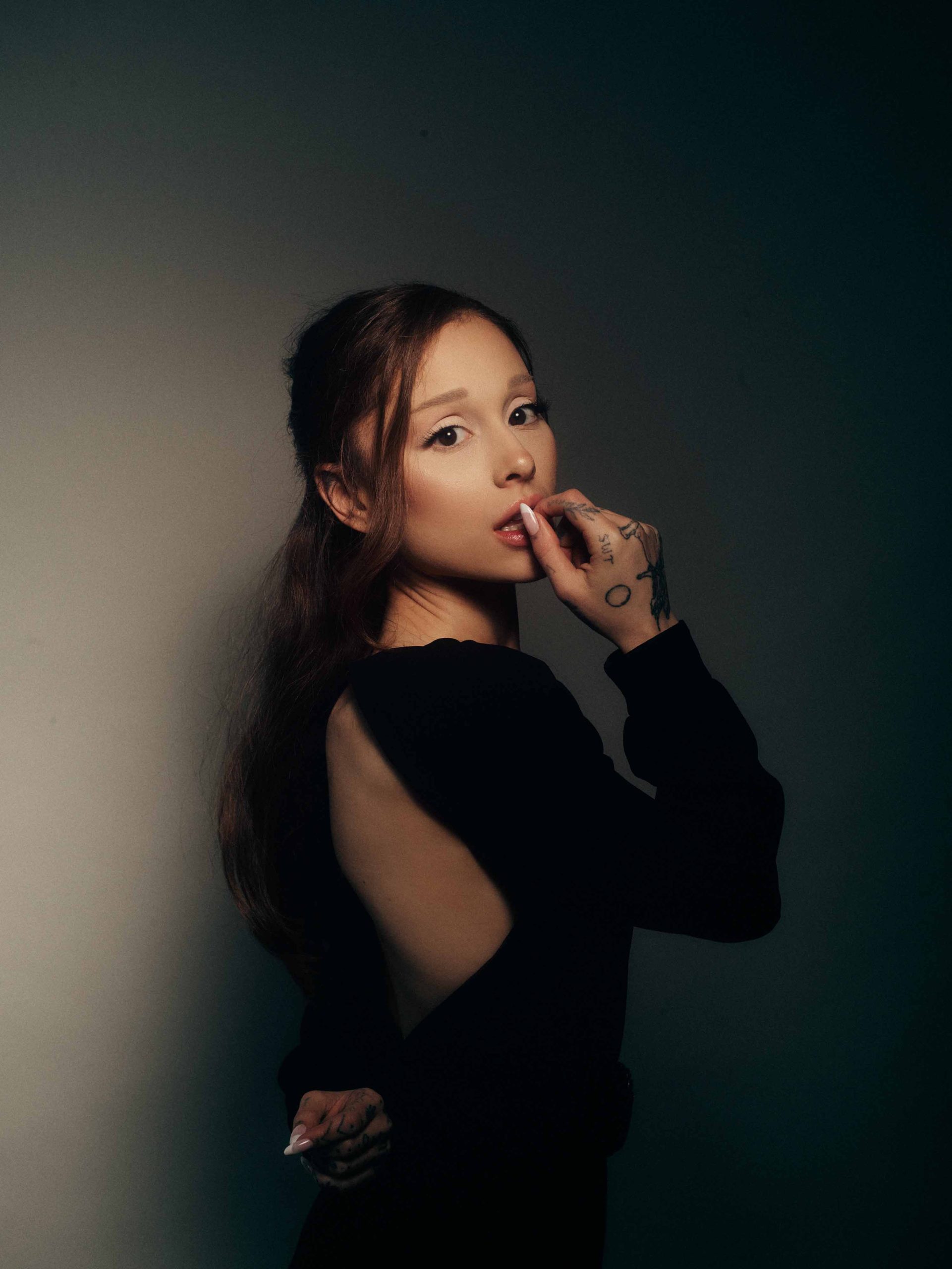 Ariana Grande新歌MV驚悚反轉掀話題 《petal》發行倒數同步啟動巡演 (1)