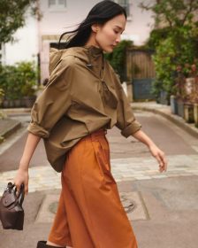 Longchamp 2026秋冬系列以旅行衣櫥展現巴黎女子風格