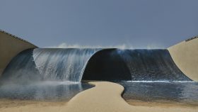 Louis Vuitton 2027春夏男裝秀登場　衝浪主題打造巨浪隧道與沙灘伸展台