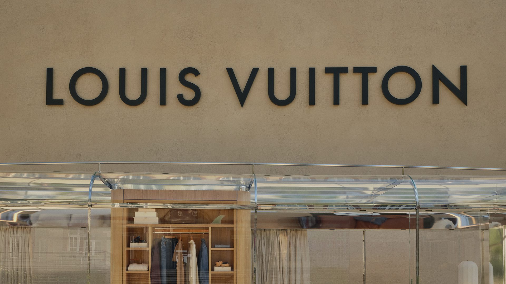 Louis Vuitton 2027春夏男裝秀登場 衝浪主題打造巨浪隧道與沙灘伸展台4