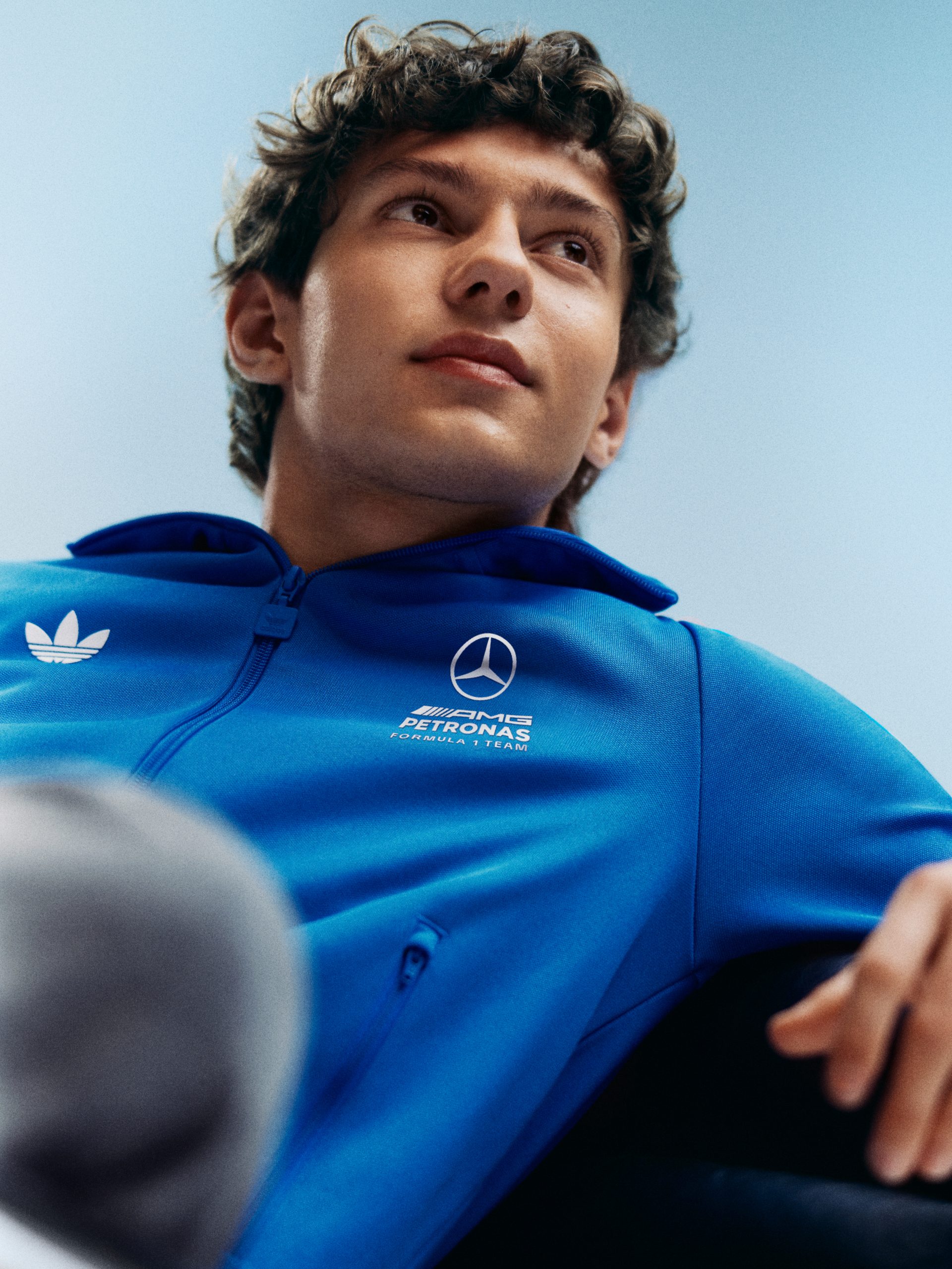 adidas攜手Mercedes AMG PETRONAS F1打造Blue Wonder系列 三葉草首度進軍賽車潮流9 scaled