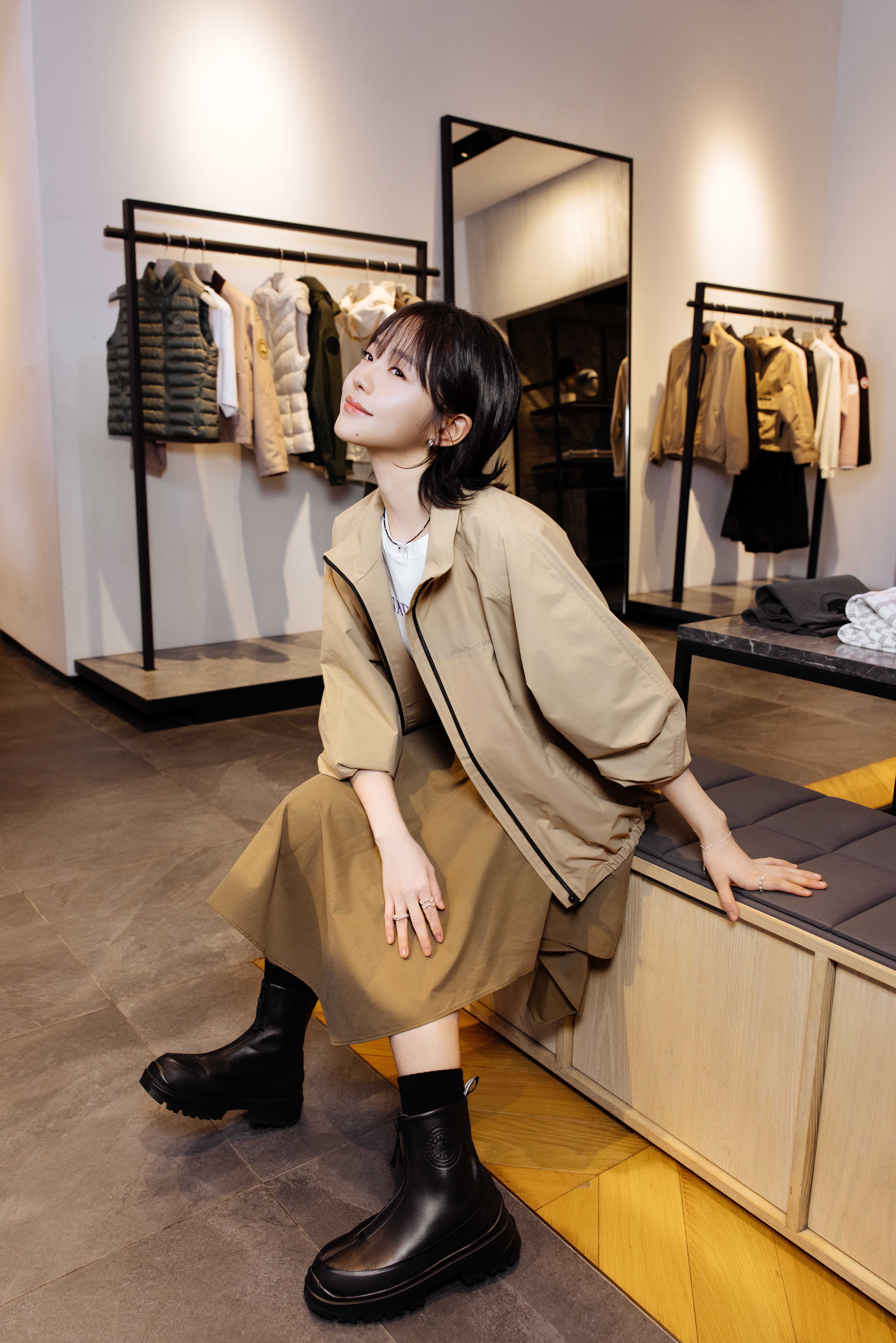 【Canada Goose】林廷憶以白色 Roam T Shirt 搭配不規則剪裁長裙，外搭 Axis 防風外套，以寬鬆俐落的廓形增添穿搭層次。