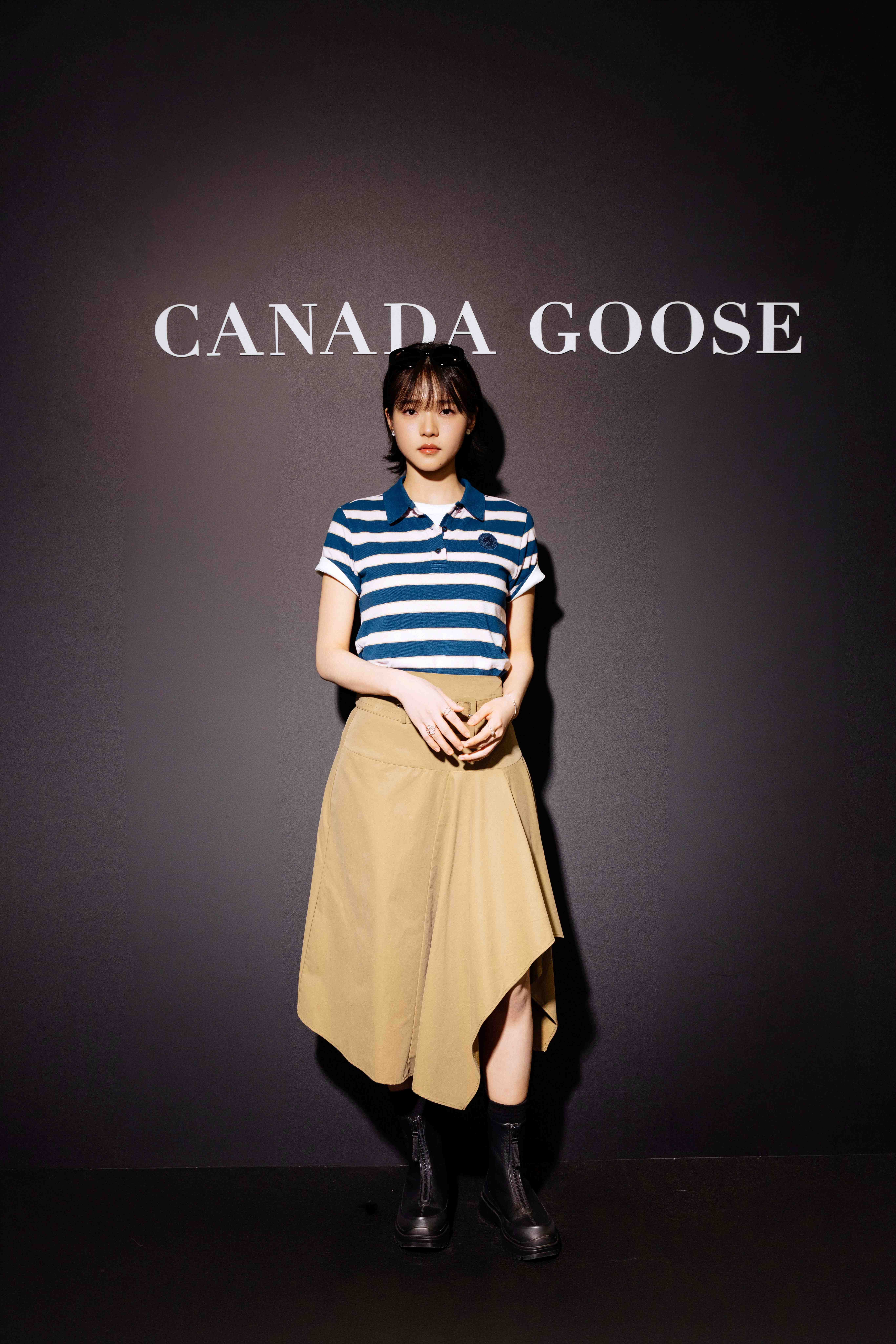【Canada Goose】林廷憶穿著Almira Polo 藍粉條紋衫以白色 Roam T Shirt 作為內搭，為經典條紋 Polo 增添豐富層次感。