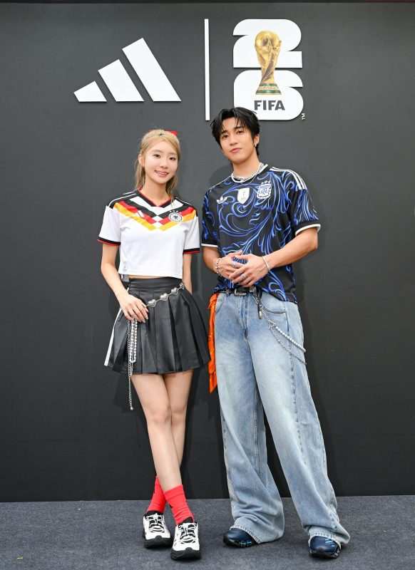 圖1.婁峻碩、陳華瘋世足！驚喜現身「adidas 2026 FIFA世界盃足球街區」演繹世足最潮造型，親授Blokecore穿搭小心機。