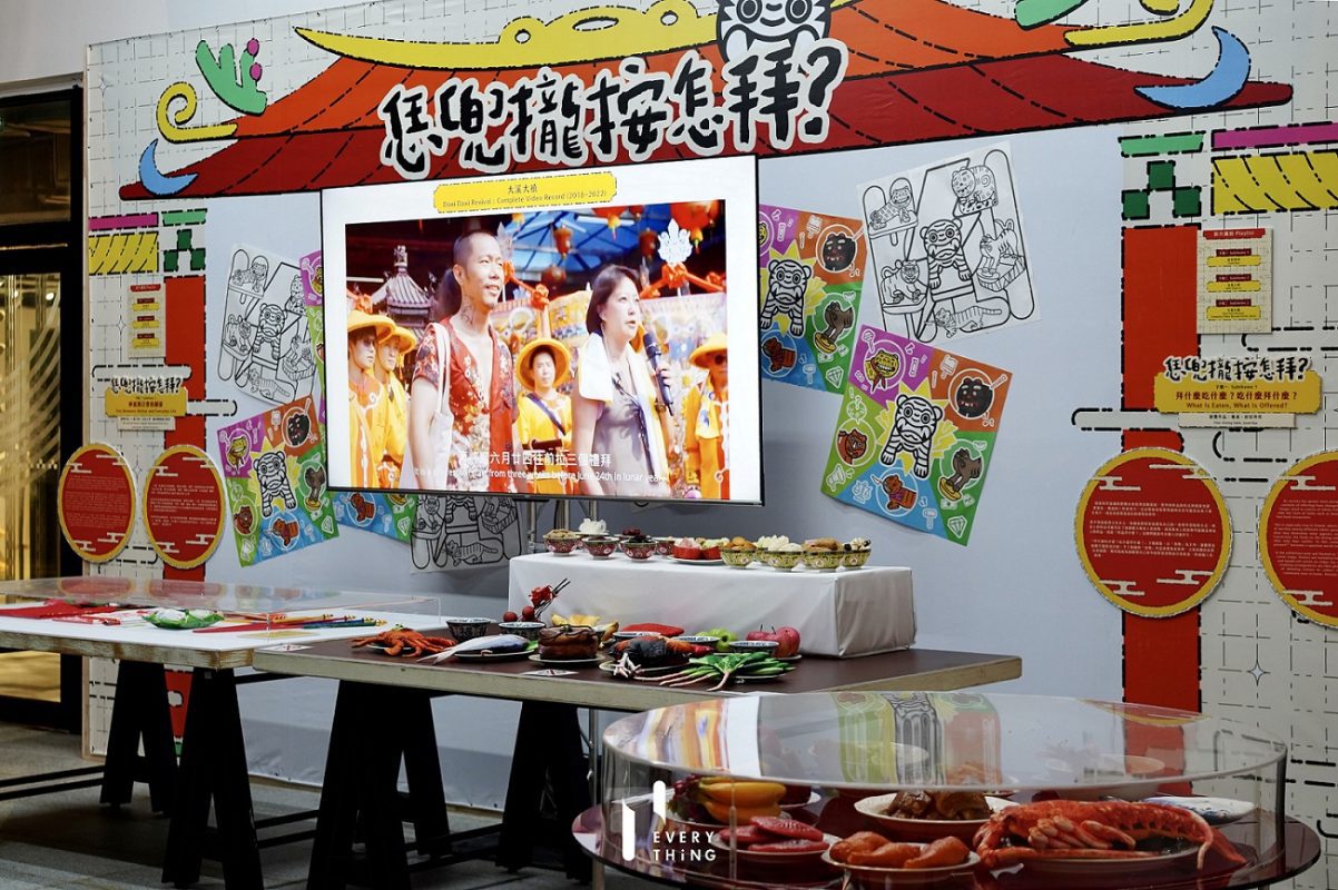 圖4. 《恁兜攏按怎拜？從餐桌到神桌的藝術連結》特展於誠品生活台南登場，結合台灣民間神明信仰與辦桌文化，1F至4F展區處處皆有驚喜。