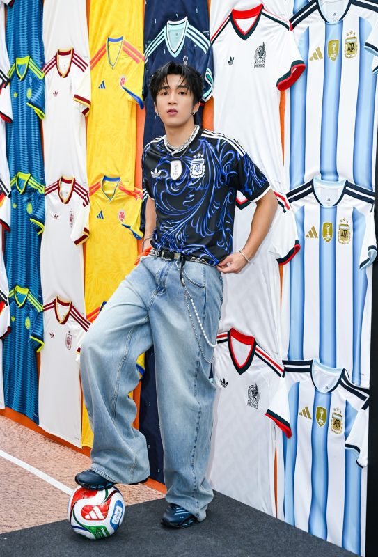 圖5.潮流歌手婁峻碩穿adidas 阿根廷客場球衣，展示今夏最夯Blokecore復古球衣混搭公式。