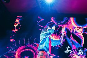 AKASAKI華山快閃演唱吸引逾3000人 朝世界巡演台北站邁進
