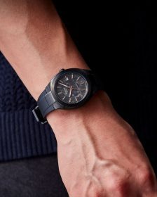 CASIO EDIFICE EFK-200機械腕錶登場 結合鍛造碳纖維與跑車工藝美學