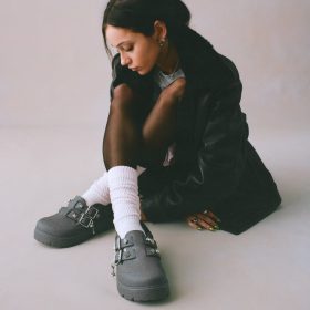 Crocs Loaferette龐克星光熠熠鞋款登場　4公分厚底結合麂皮與金屬細節