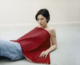葛蕾西《地獄之女》剖白20代成長迷惘 新專輯獲《滾石》高度讚譽