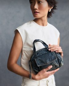 Levi’s夏季丹寧包款推薦！扭結半月包、斜跨包打造輕盈時髦穿搭