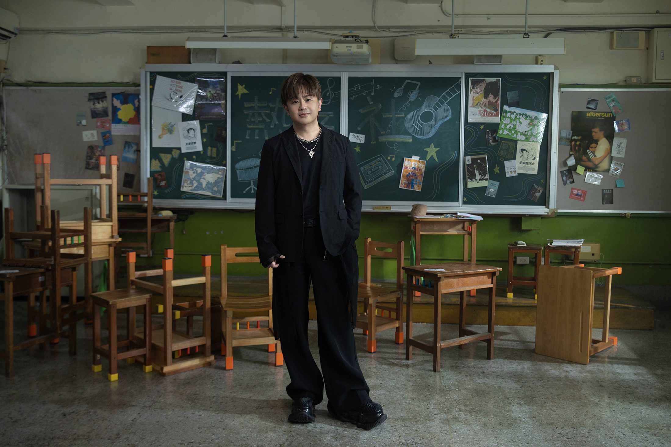 Owen Su Pengyou Ganbei Mv Friendship Song (5)