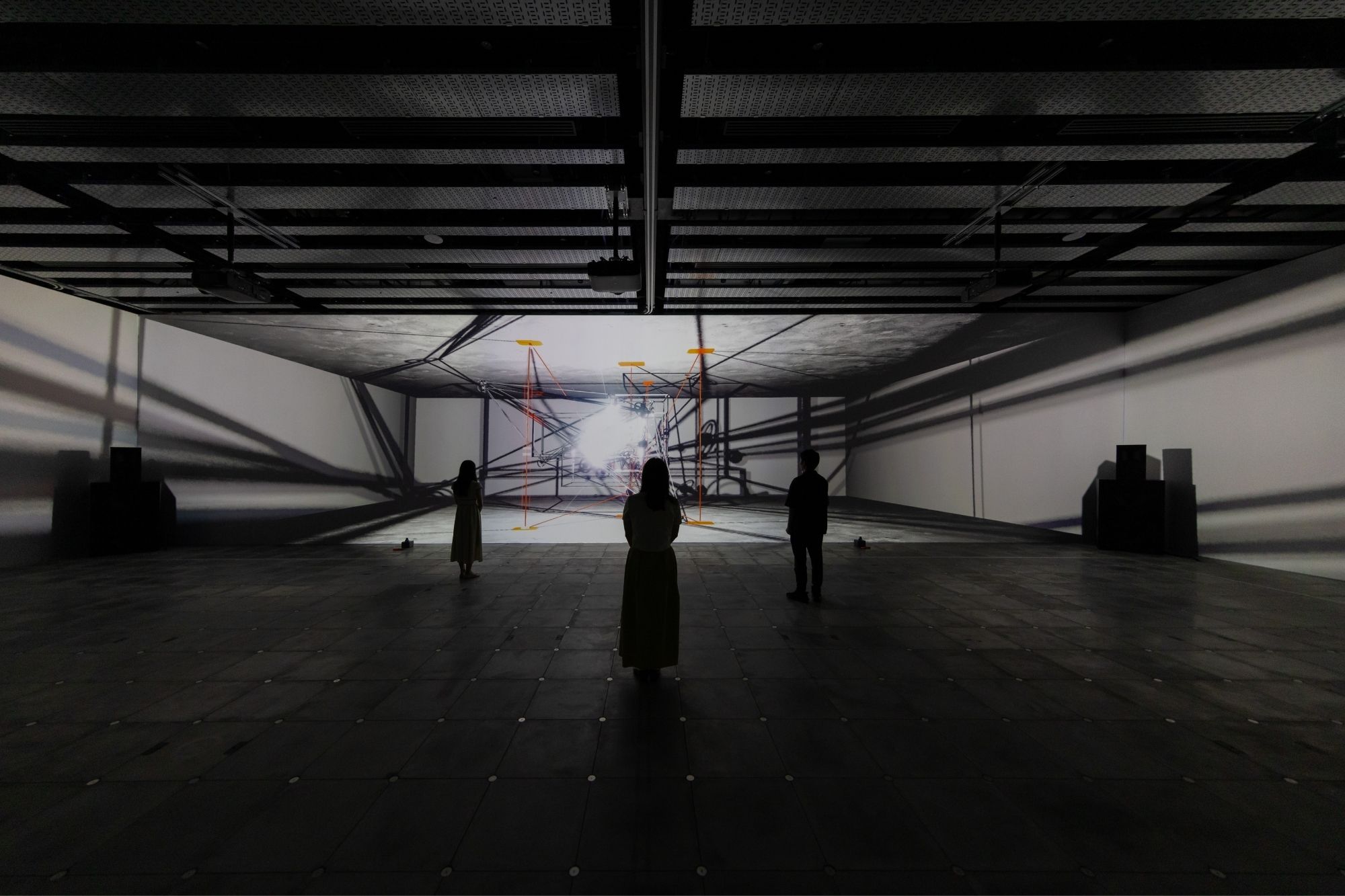 真鍋大度海外首場大型個展登臺中美館　三件新作探索關係時態與人工生命